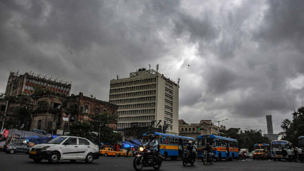 কলকাতায় বিক্ষিপ্ত বৃষ্টি, ৪৮ ঘণ্টায় নিম্নচাপের সম্ভাবনা, হতে পারে ভারী বৃষ্টি